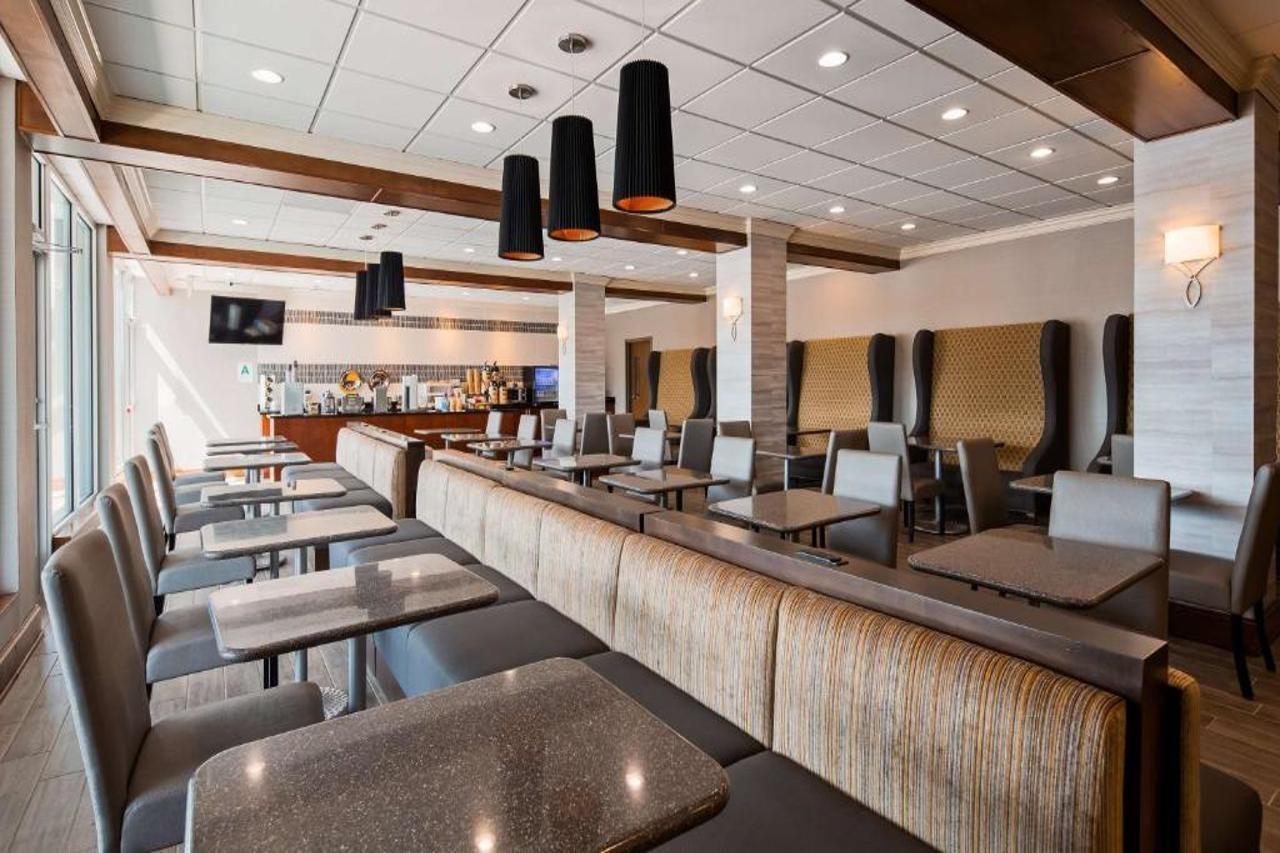 Best Western Premier Airport/Expo Center Hotel Луисвил Екстериор снимка